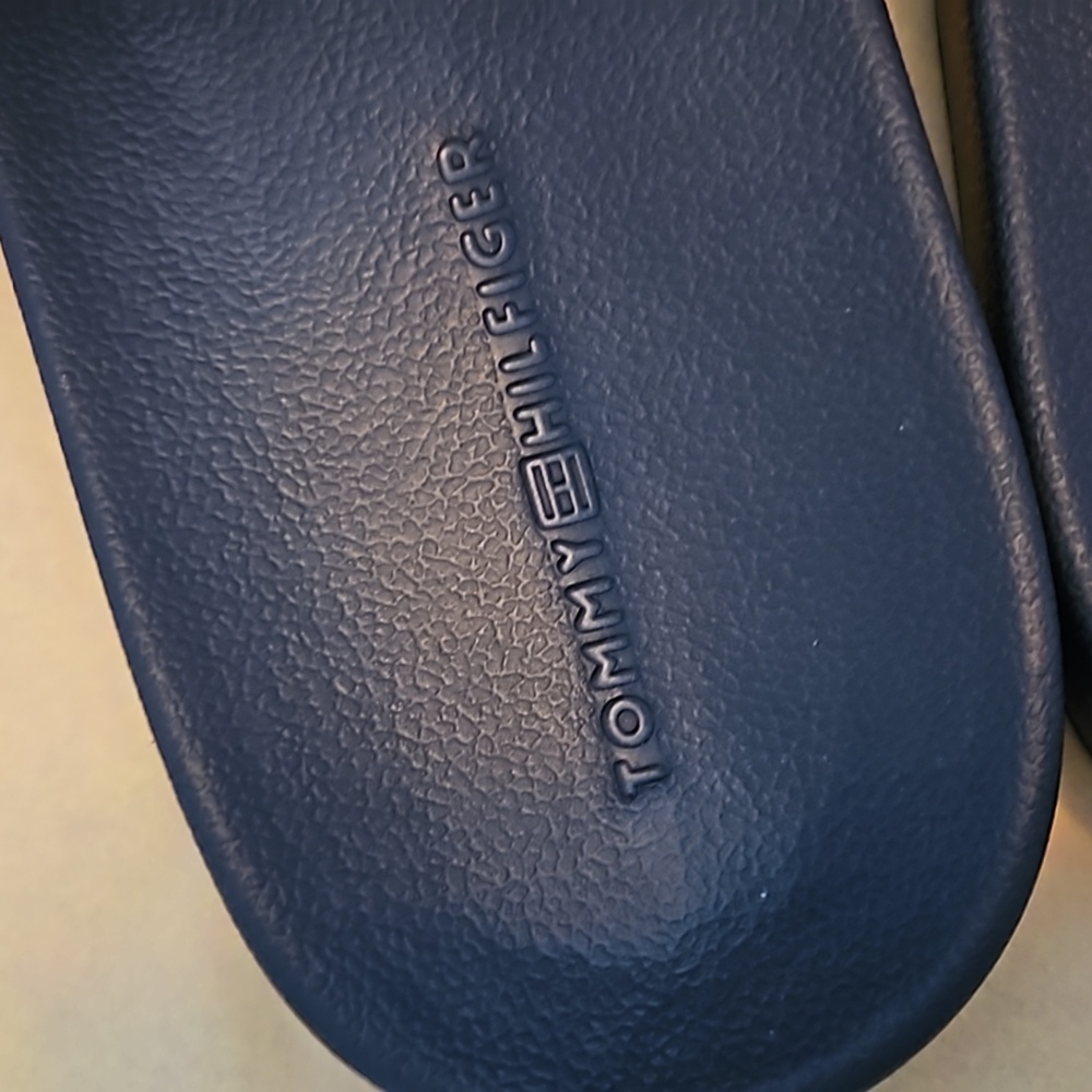 TOMMY HILFIGER - Picture 8 of 9